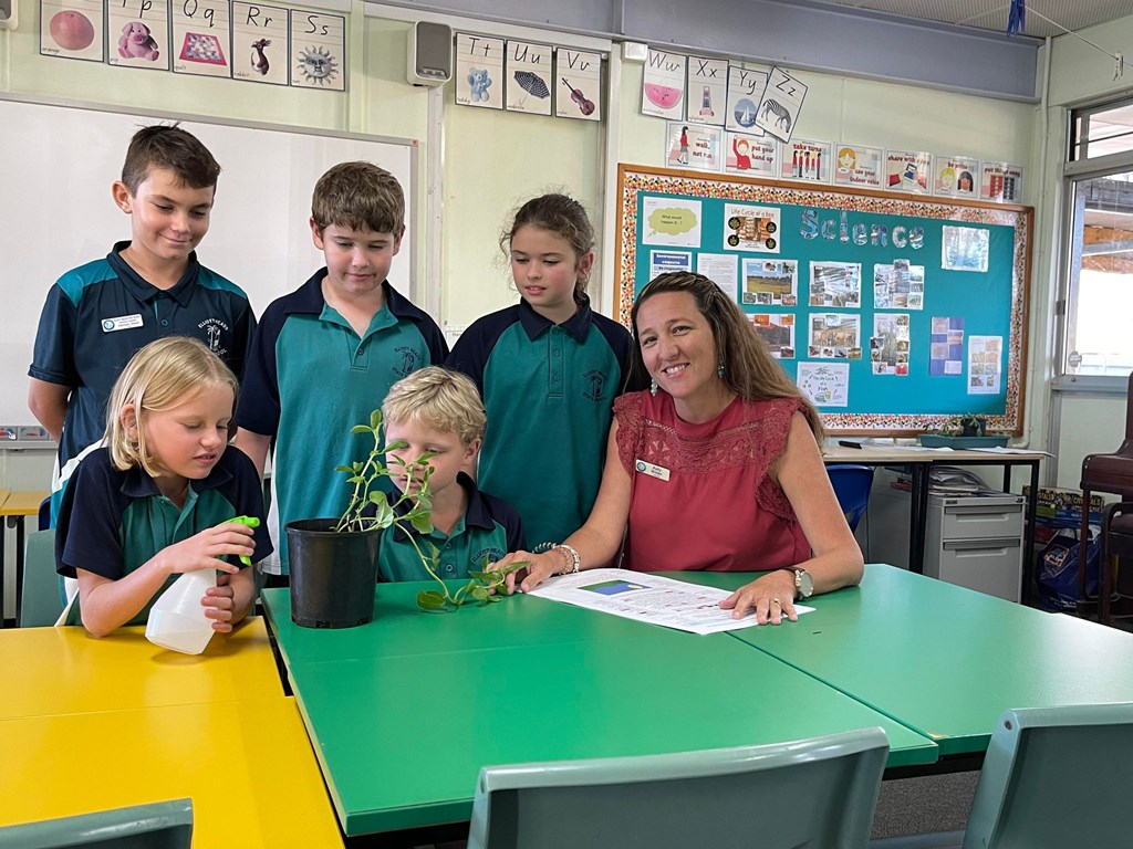Teacher Kelly Brown and students at Elliott Heads State School